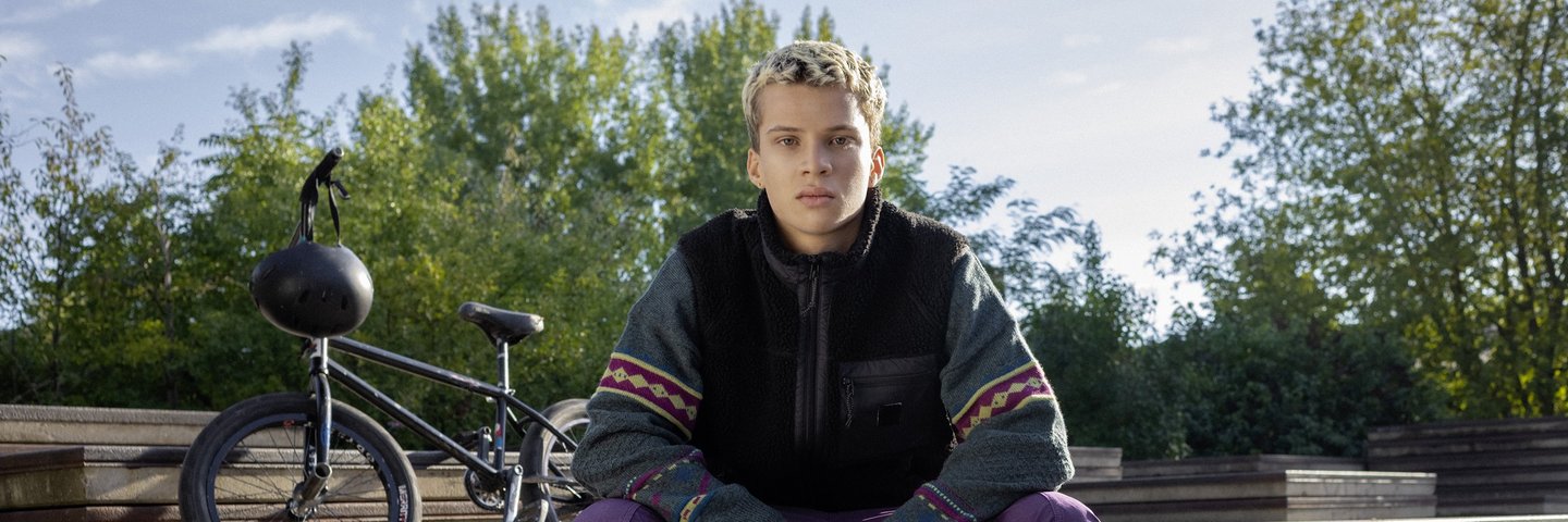 Ein Schüler sitzt im Park.