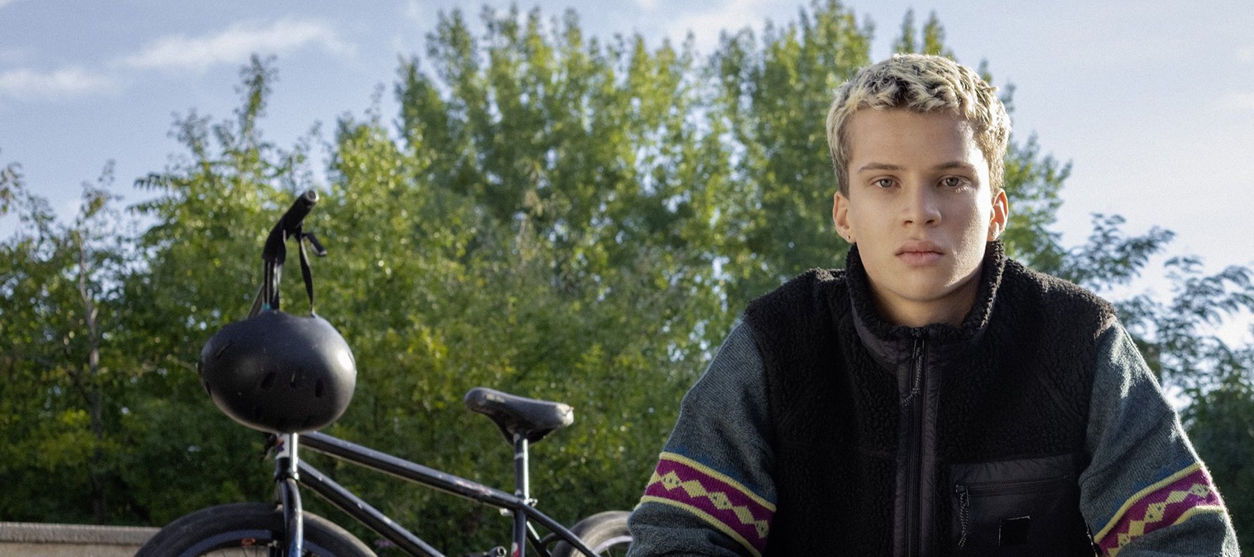 Ein Schüler sitzt im Park.