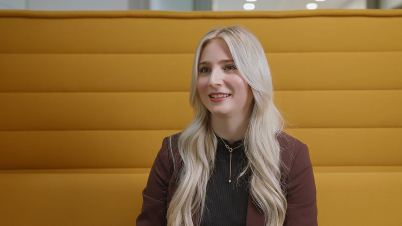 Porträt von Marie, Kundenberaterin bei der AOK Bayern