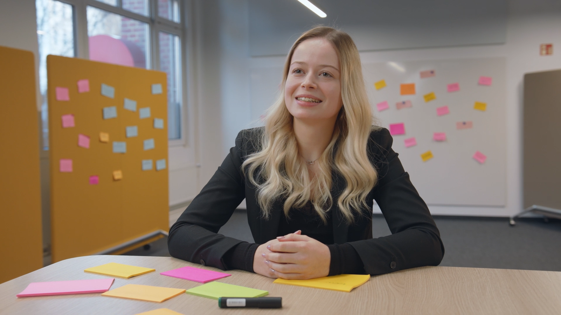 Porträt von Carolin, Azubi bei der AOK Niedersachsen