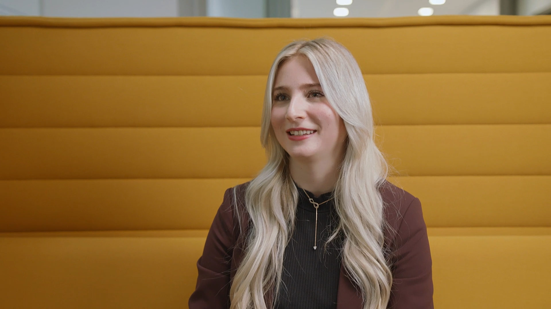 Porträt von Marie, Kundenberaterin bei der AOK Bayern