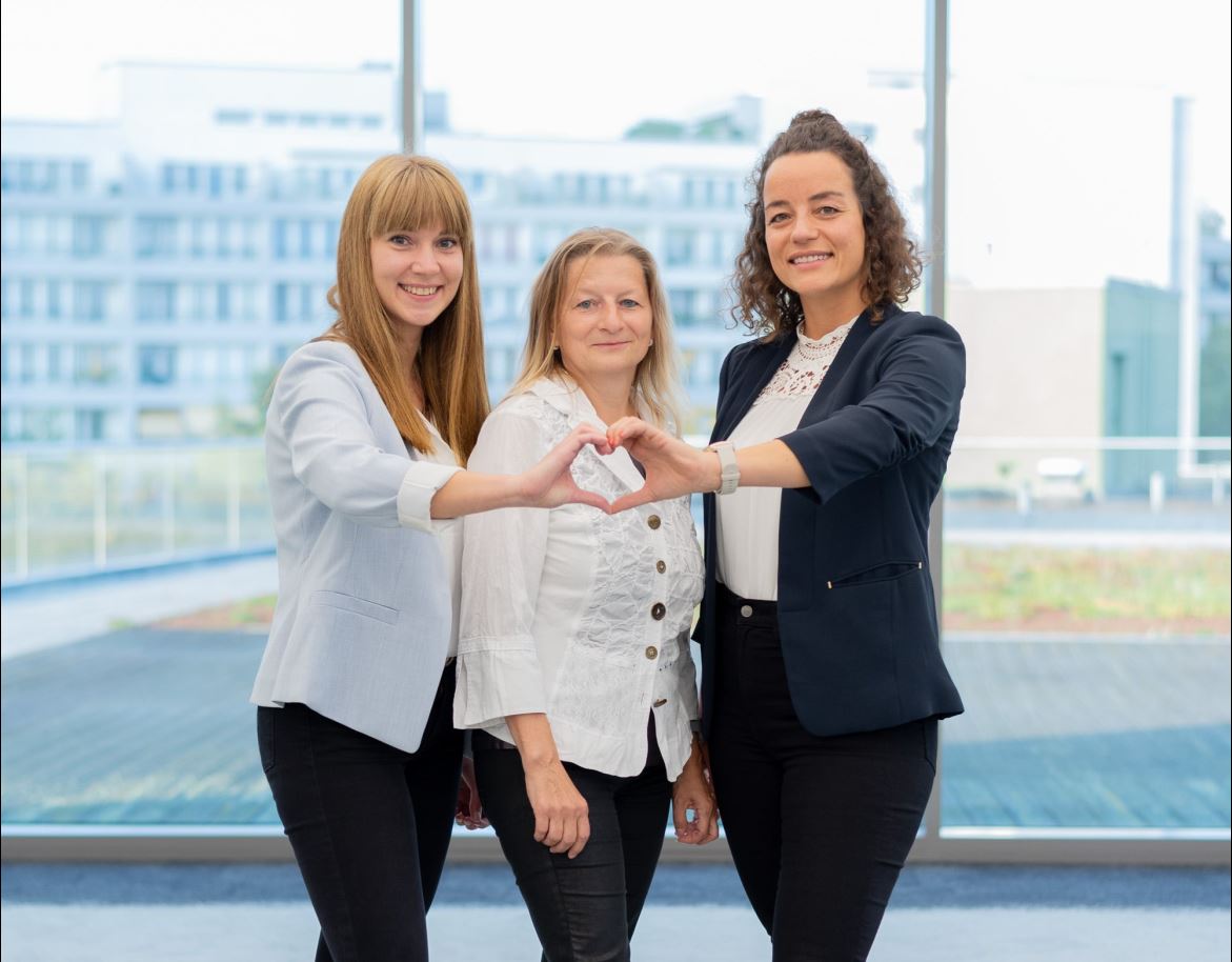 Das Team des Cardiolotsen-Modellversuchs formt ein Herz mit den Händen