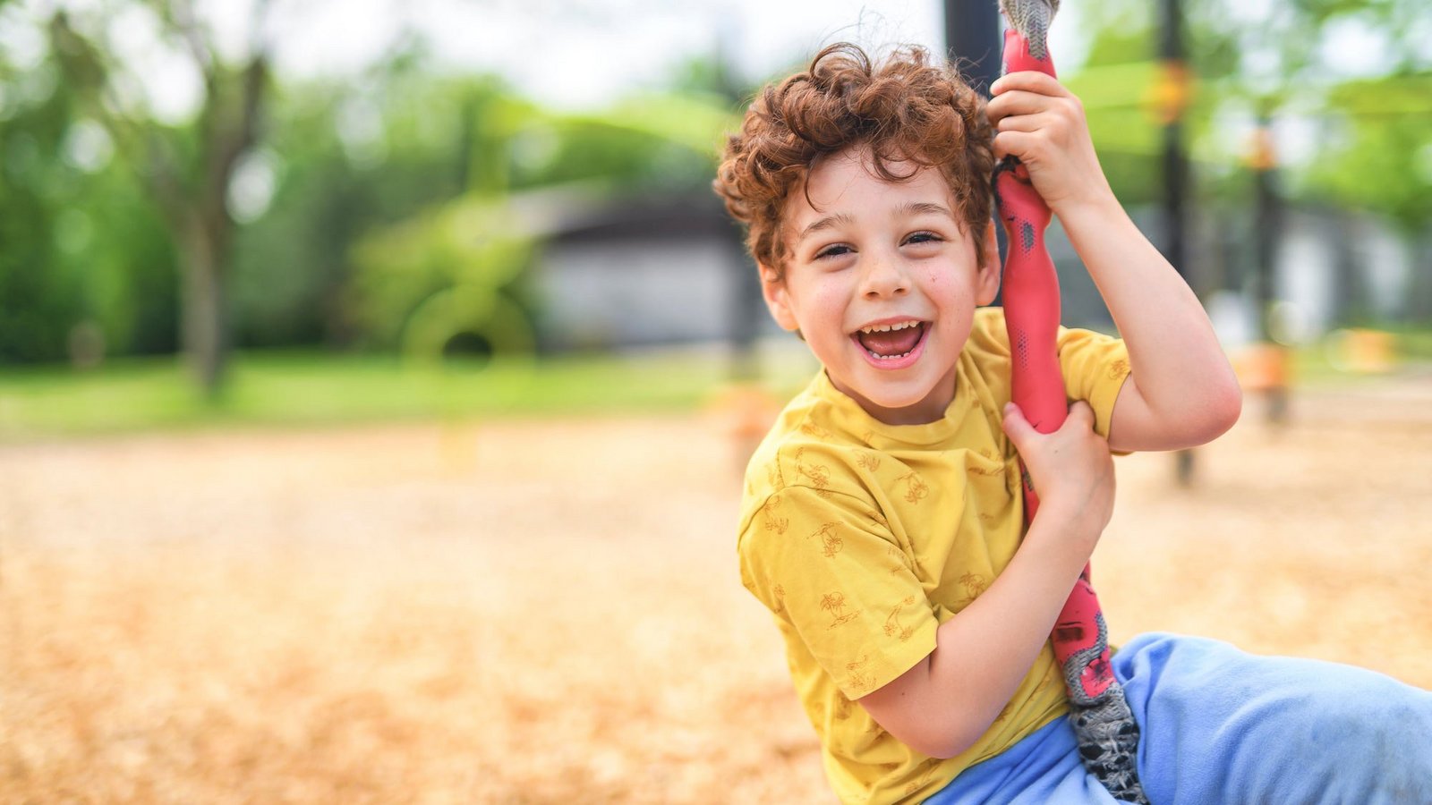 Ein Junge fährt Seilbahn.