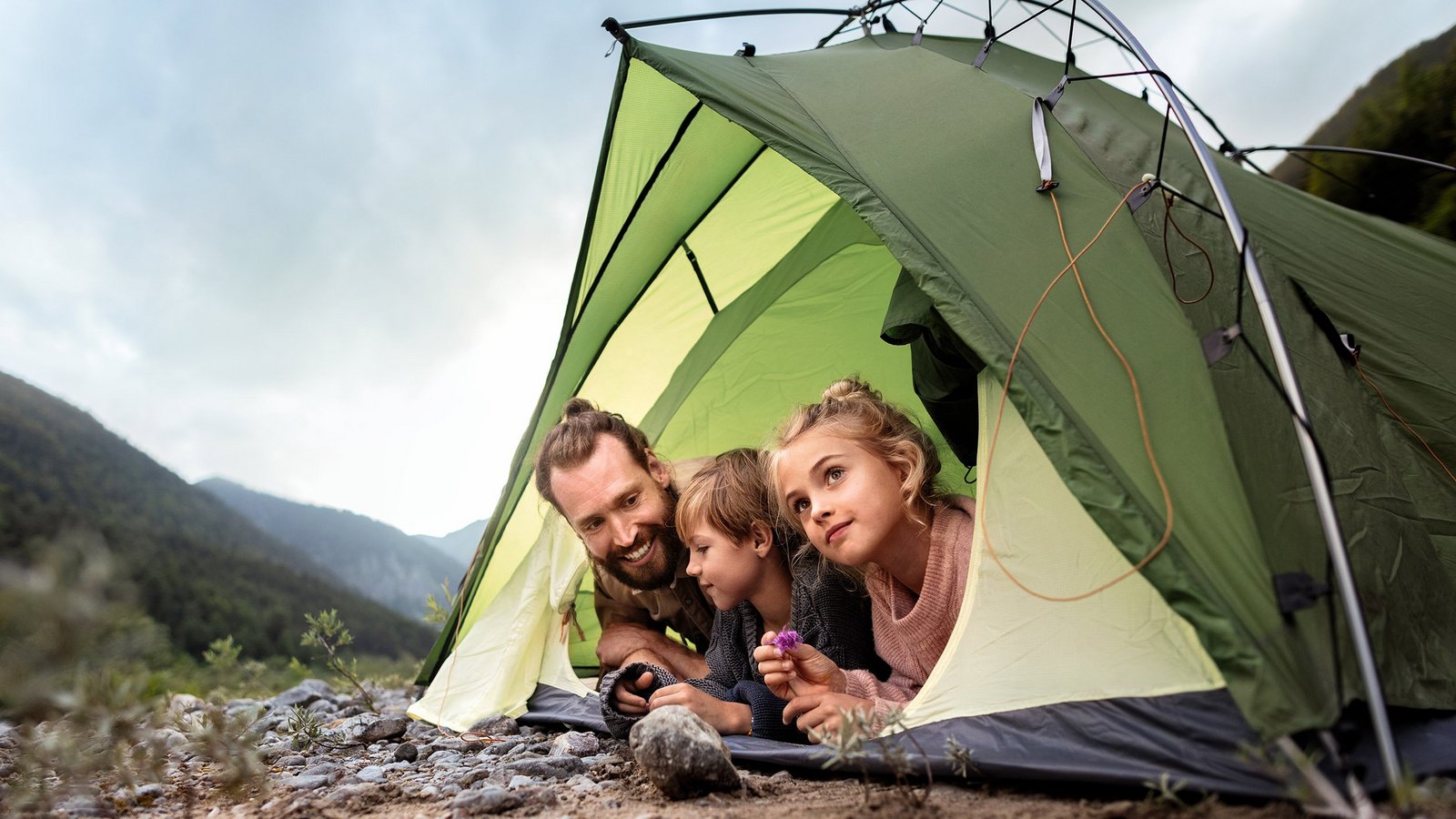 Eine Familie liegt im Zelt