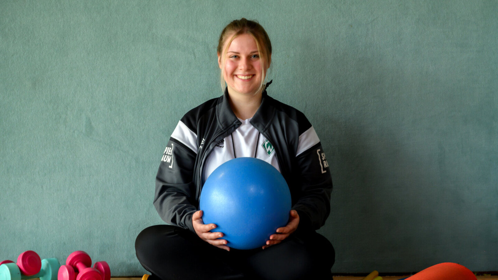 Merle Althausen in einer Sporthalle mit einem Ball in der Hand.