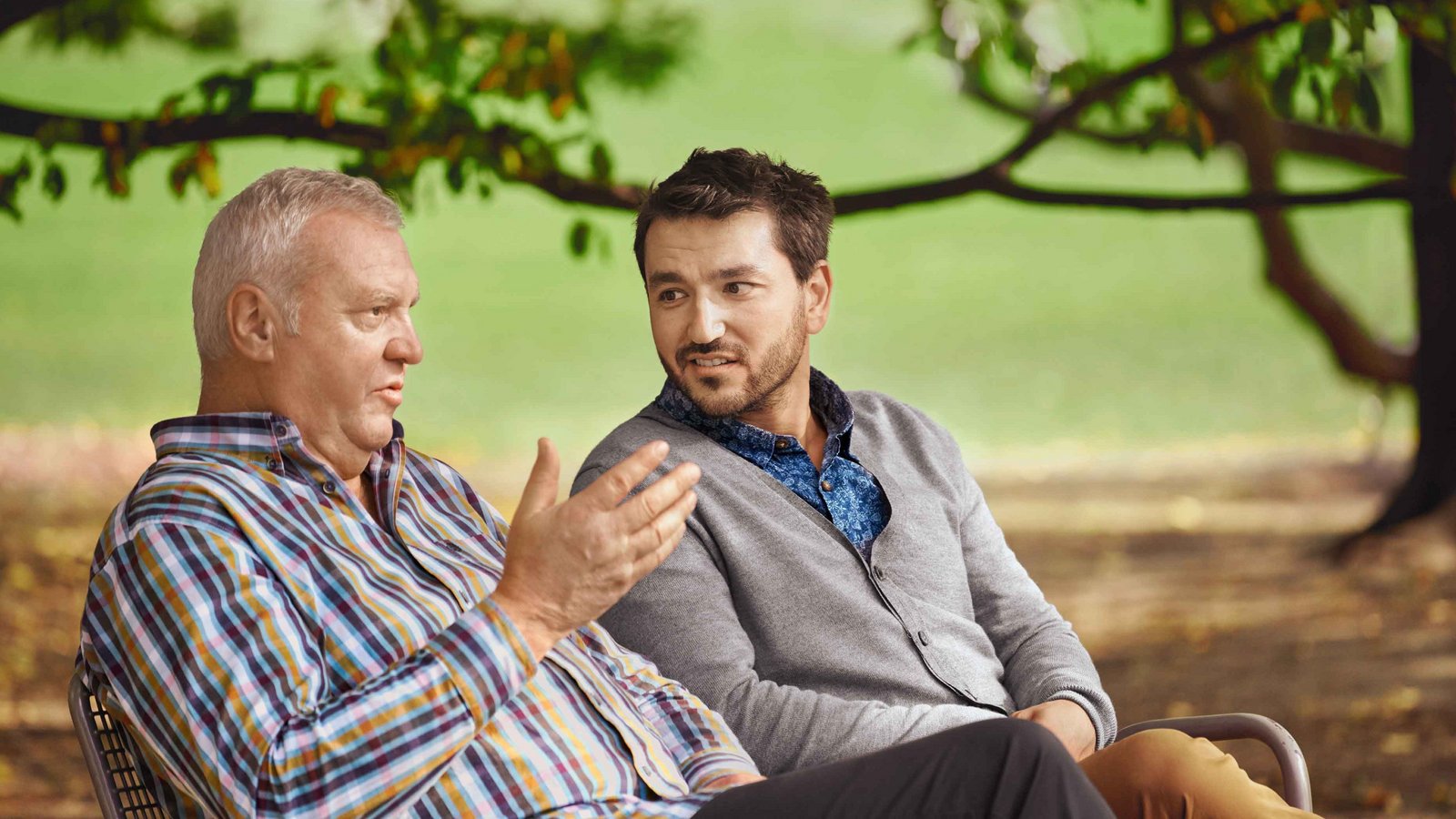 Zwei Männer unterhalten sich in der Natur – Symbolbild für Krebsberatung und Begleitung