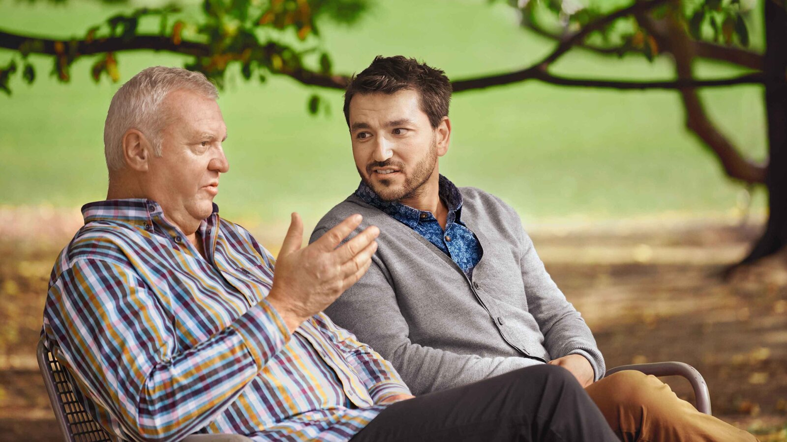 Zwei Männer unterhalten sich in der Natur – Symbolbild für Krebsberatung und Begleitung