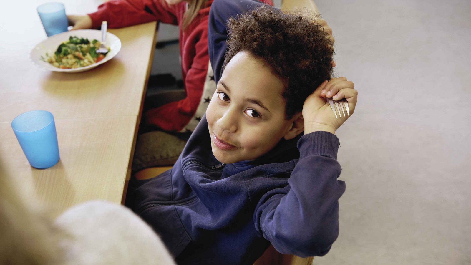 Junge lächelt in die Kamera – Symbolbild für ADHS