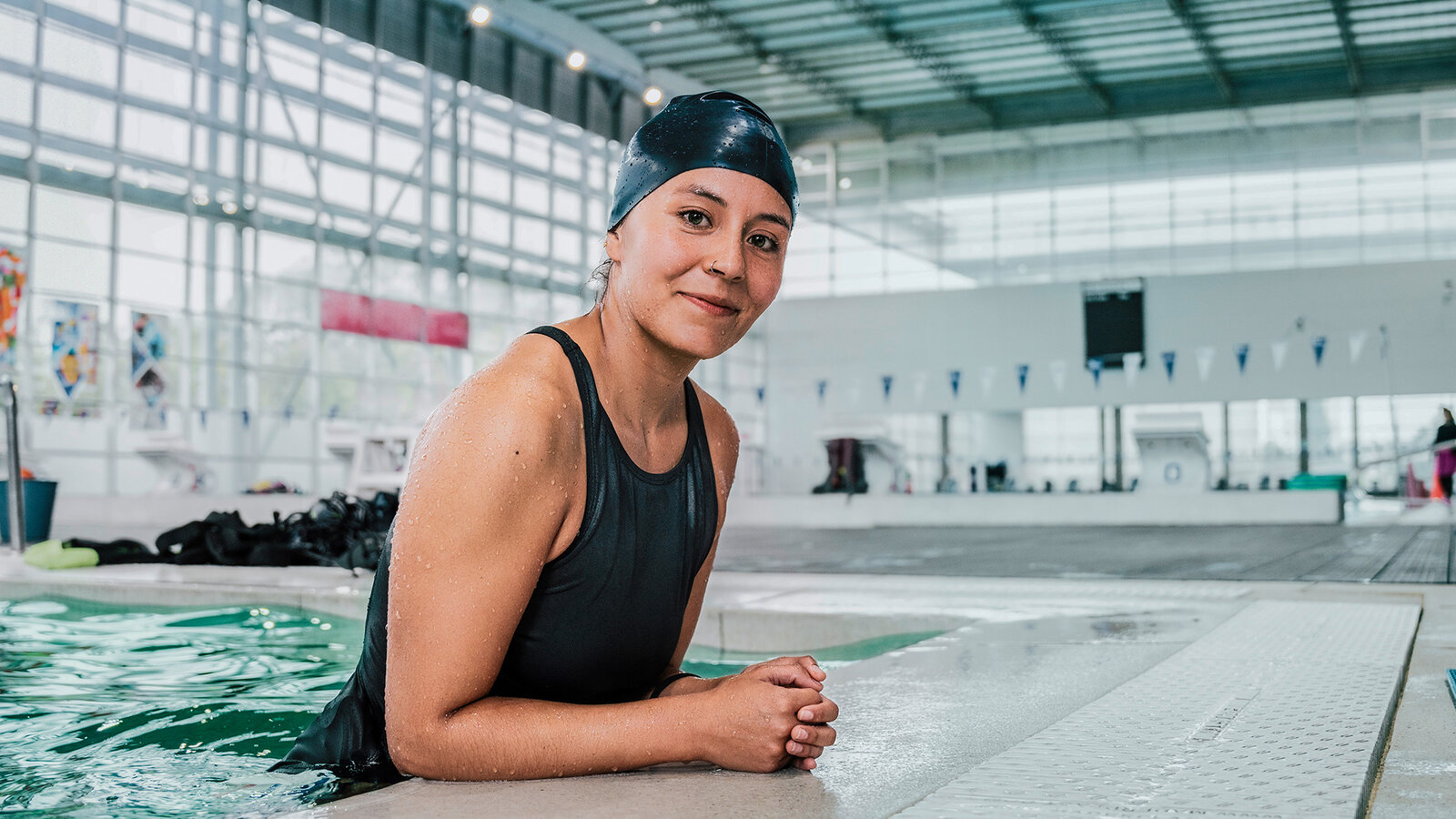 Schwimmerin in Schwimmhalle, verdeutlicht das Thema Gesundheitskurse der AOK. 