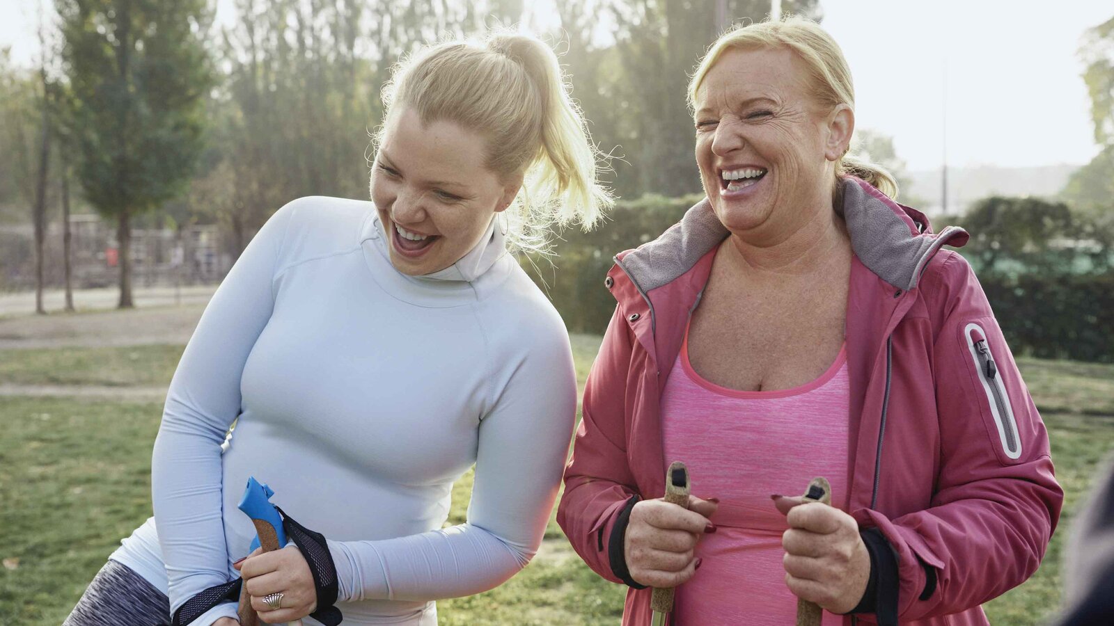 Zwei Frauen lachen miteinander bei einem Spaziergang - Symbolbild für Diabetes