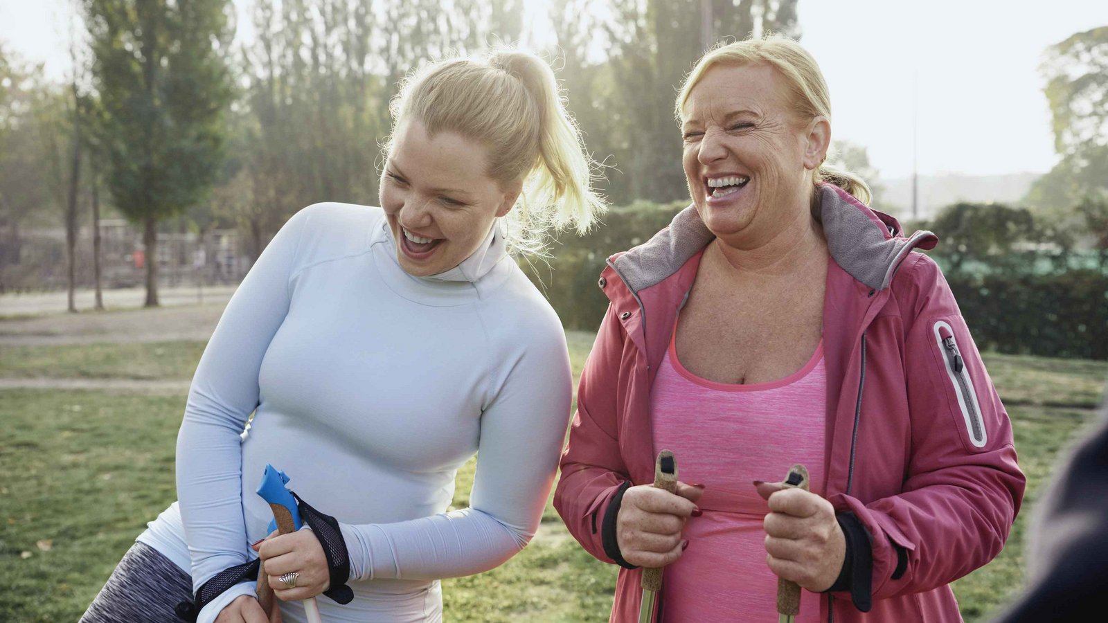 Zwei Frauen lachen miteinander bei einem Spaziergang - Symbolbild für Diabetes