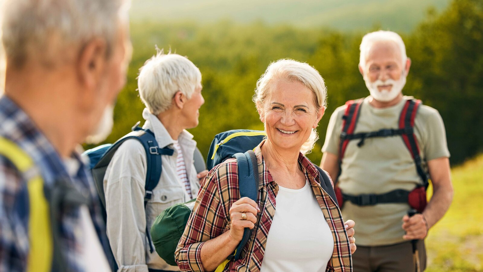 Gruppe älterer Personen beim Wandern – Symbolbild für Bluthochdruck