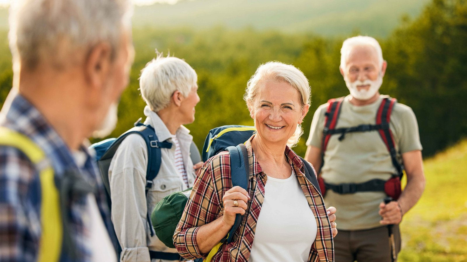 Gruppe älterer Personen beim Wandern – Symbolbild für Bluthochdruck