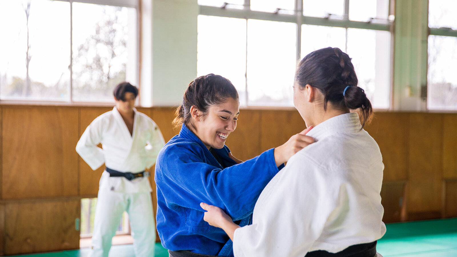 Drei Personen beim Judo. 