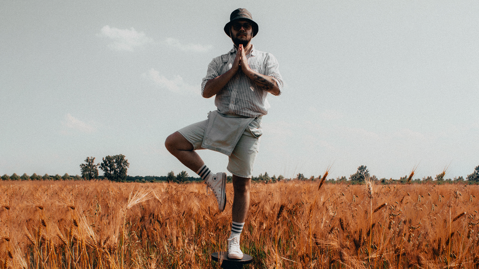 Ein Mann macht Yoga auf einem Feld