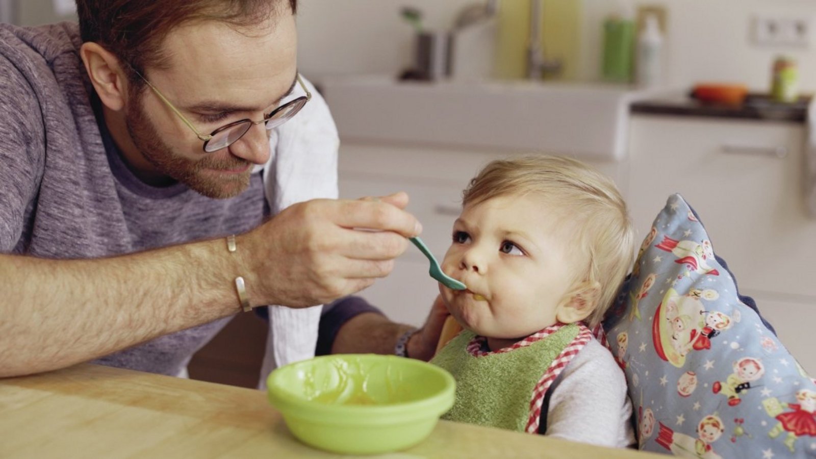 Ein Kleinkind wird mit Beikost gefüttert.