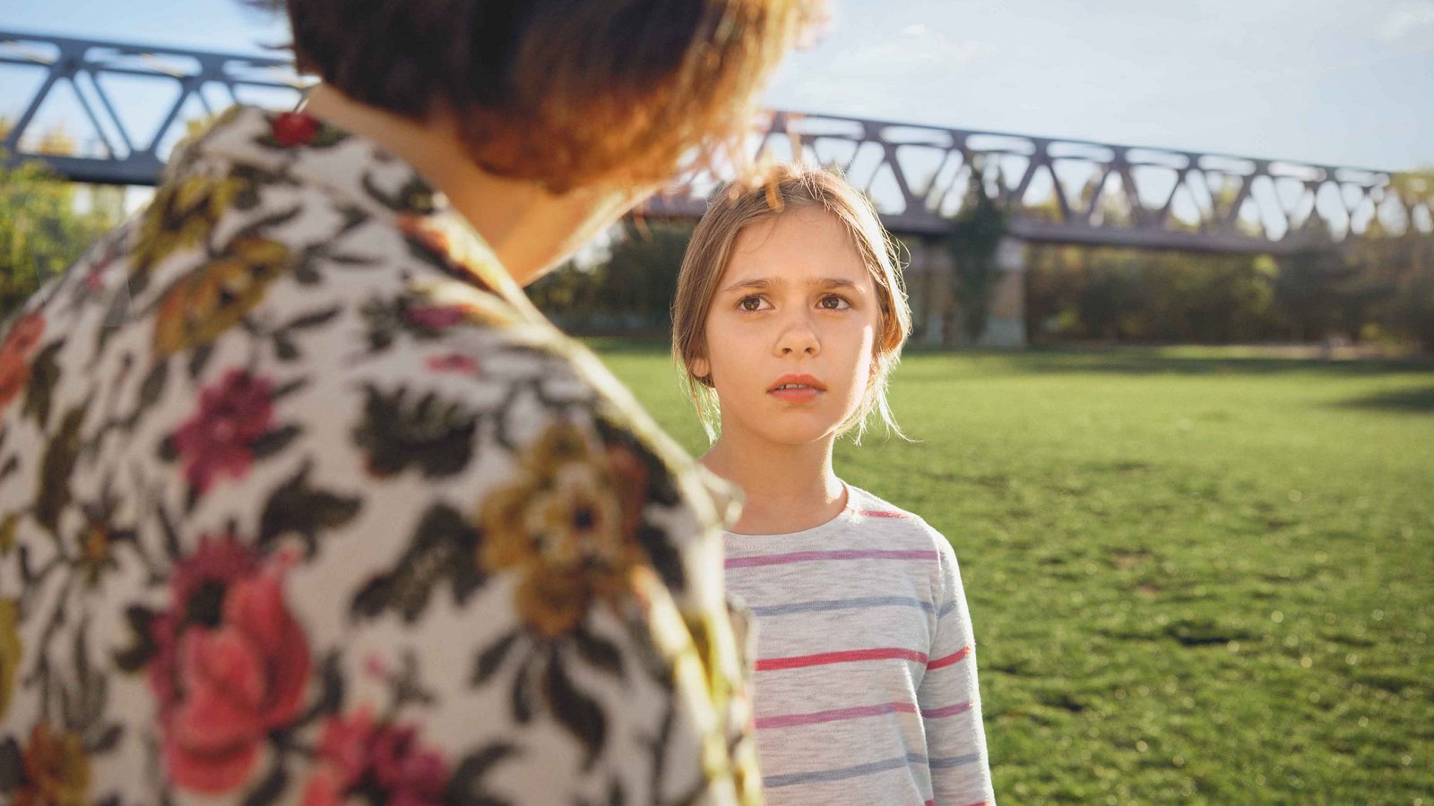 Kind schaut verunsichert in die Kamera – Symbolbild für kindliche Ängste und psychische Unterstützung