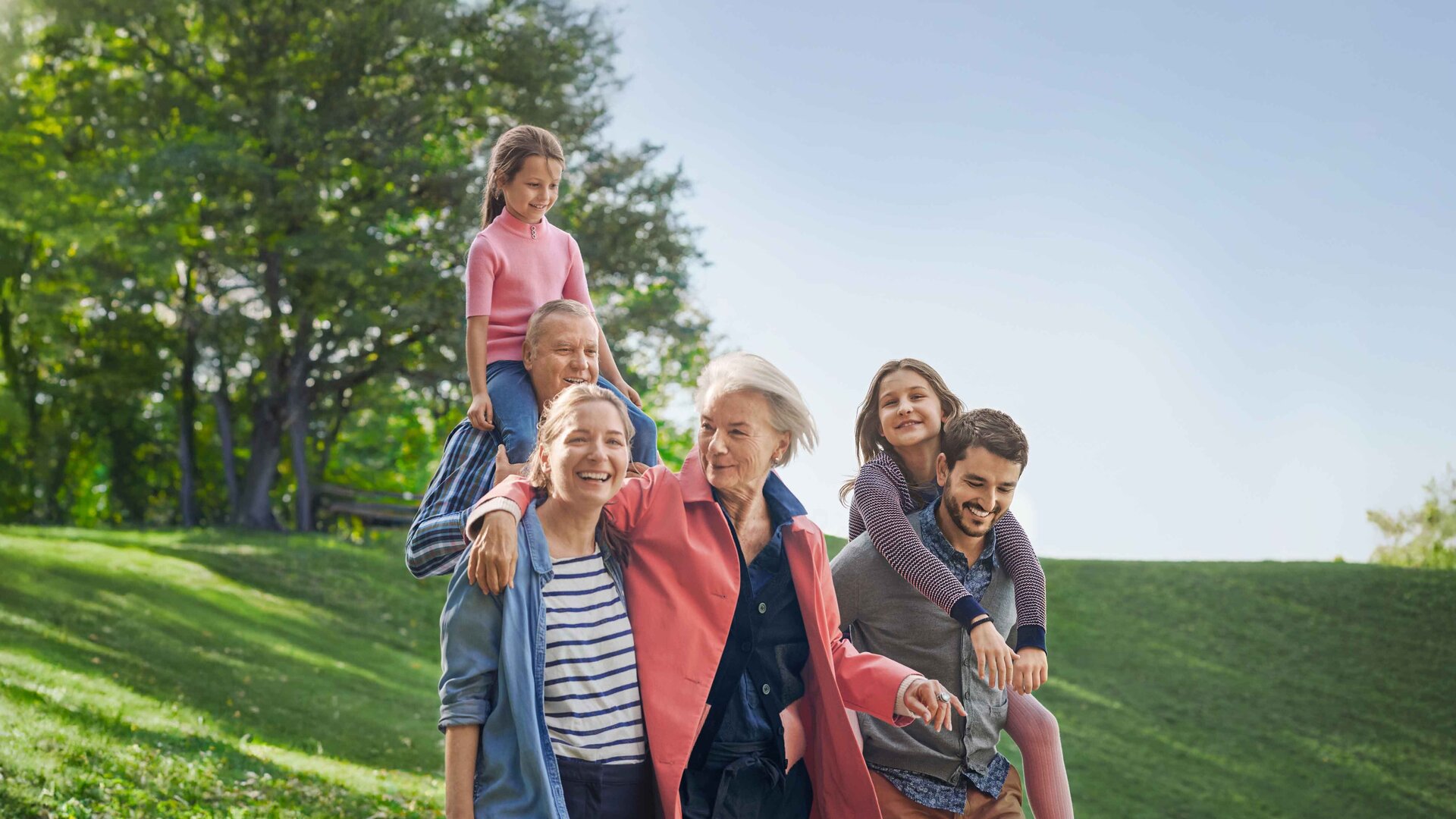 Drei Generationen gehen gemeinsam spazieren – generationsübergreifende Gesundheitsvorsorge