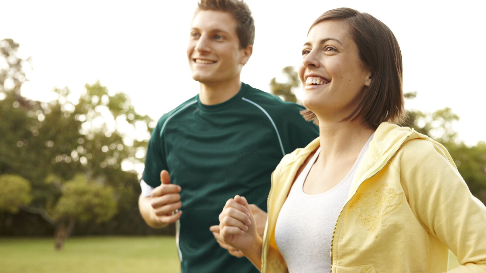 Ein Mann und eine Frau beim Joggen.