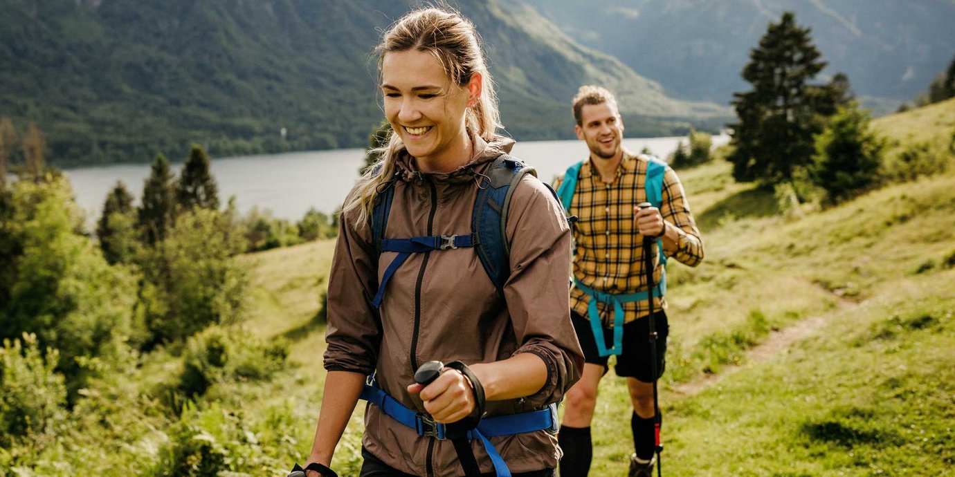 Ein Pärchen wandert in der Natur.