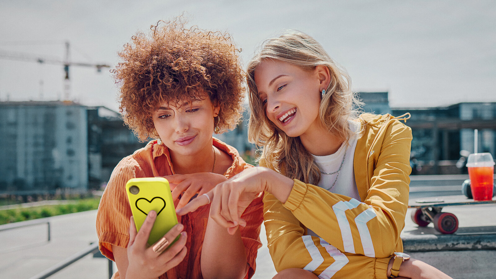 Zwei Freundinnen schauen aufs Handy