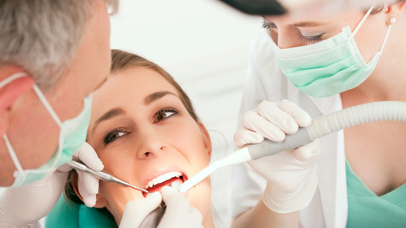 Behandlung beim Zahnarzt ©adobestock/Kzenon 