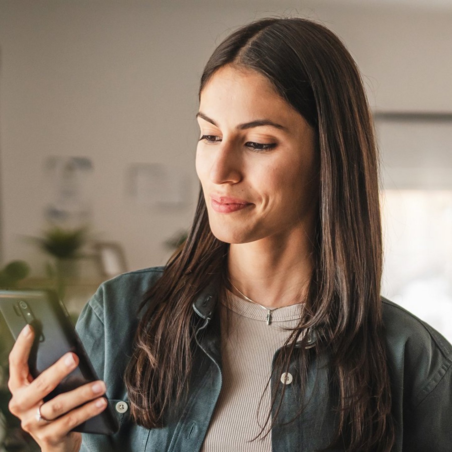 Frau schaut auf Smartphone