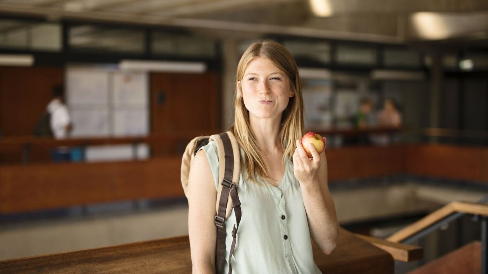 Studentin isst Apfel