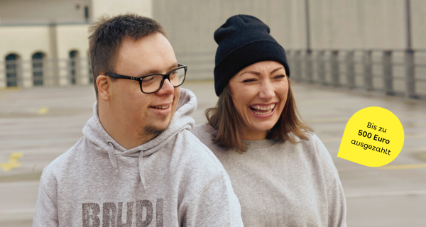 Ein Mann und eine Frau lachen gemeinsam.