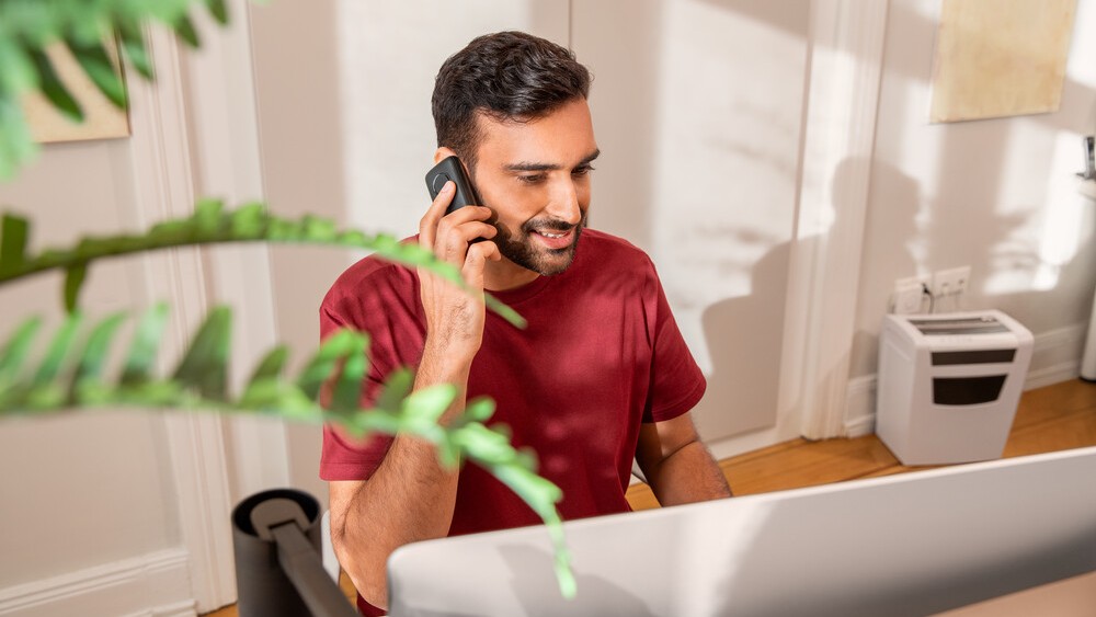 Ein Mann in einer Arztpraxis telefoniert. 