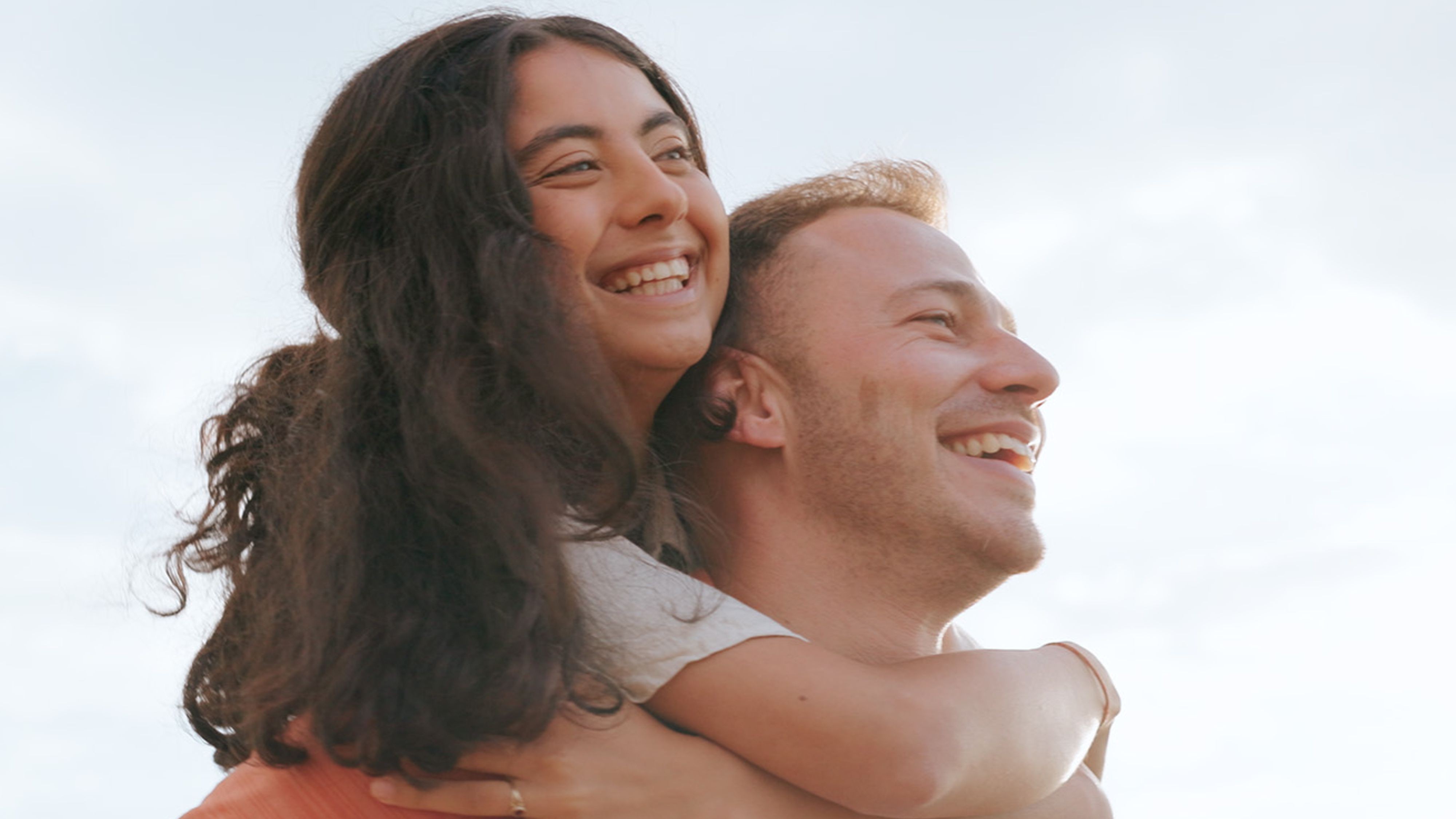 ​Im Freien, Paar, Huckepack , Lächeln und Spaß, Urlaub, Liebe

gettyimmages 2135633904