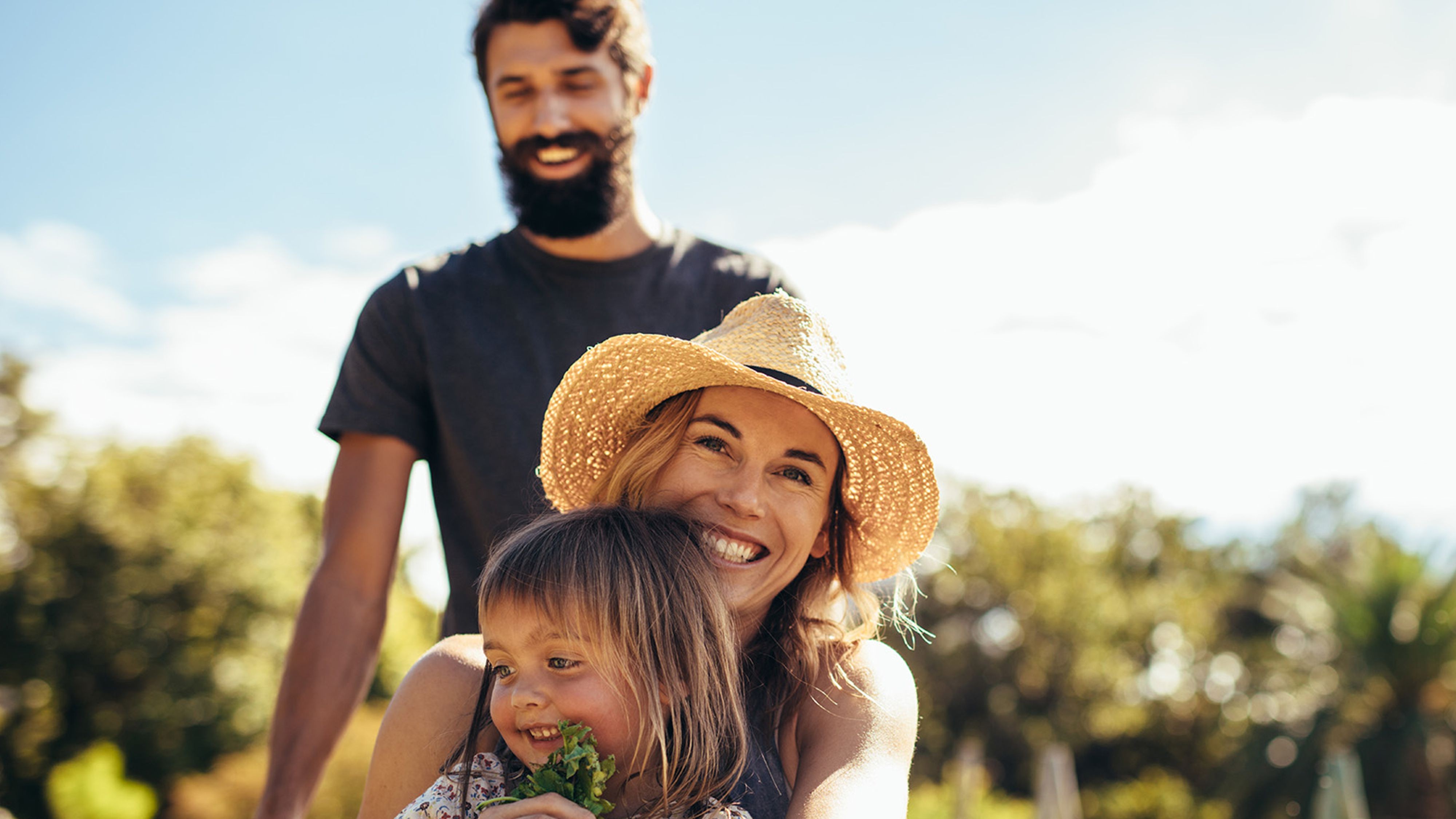 Familie mit Kleinkind im Freien
​GettyImages-1041925736
