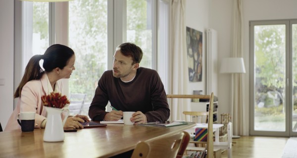 Mann und Frau in einem Gespräch