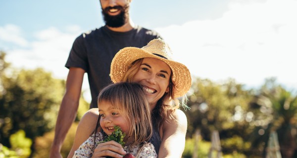 Familie mit Kleinkind im Freien