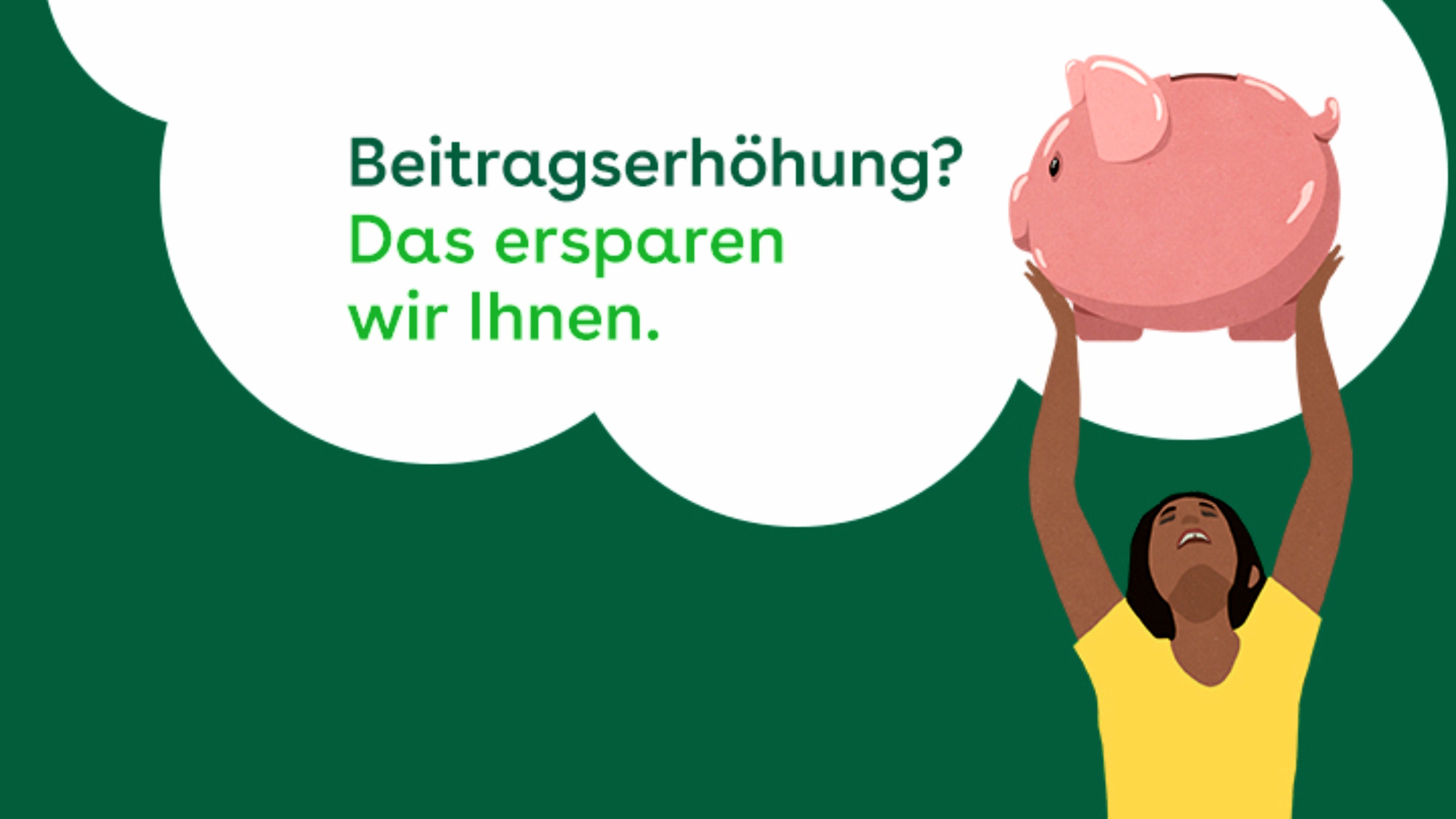 Glückliche Frau hält Sparschwein über den Kopf.