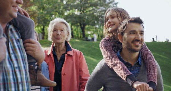 Familie geht spazieren