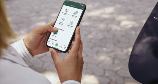 ​​Frauenhände halten ein Handy auf dem die App Meine AOK geöffnet ist.