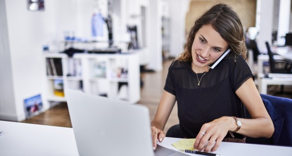Frau im Büro telefoniert