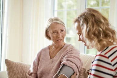 Eine Therapeutin im Gespräch mit ihrer Klientin. Es gibt ambulante und stationäre Psychotherapien.