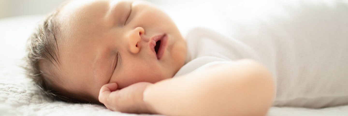 Baby schläft sicher im eigenen Bett