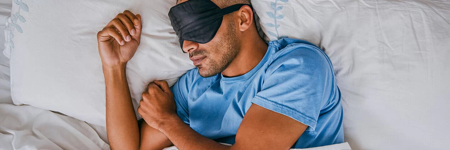 Ein Mann schläft tagsüber mehrmals mit einer Augenmaske.
