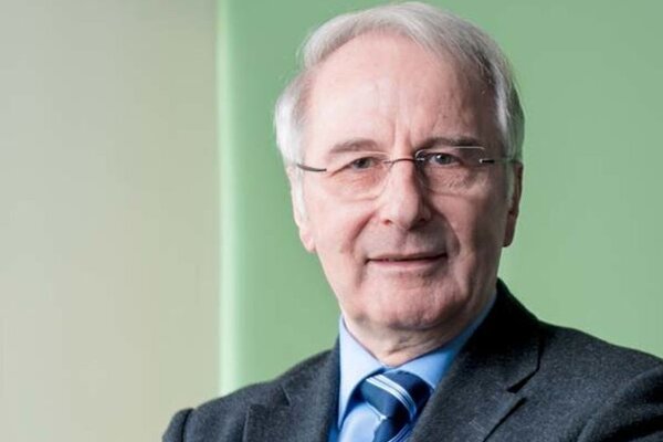 Auf dem Bild ist Professor Dr. Karl-Heinz Pflüger zu sehen.