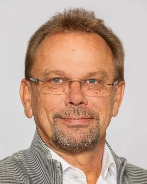 AOK-Verwaltungsrat Jörg Gonsior lächelt in die Kamera.
