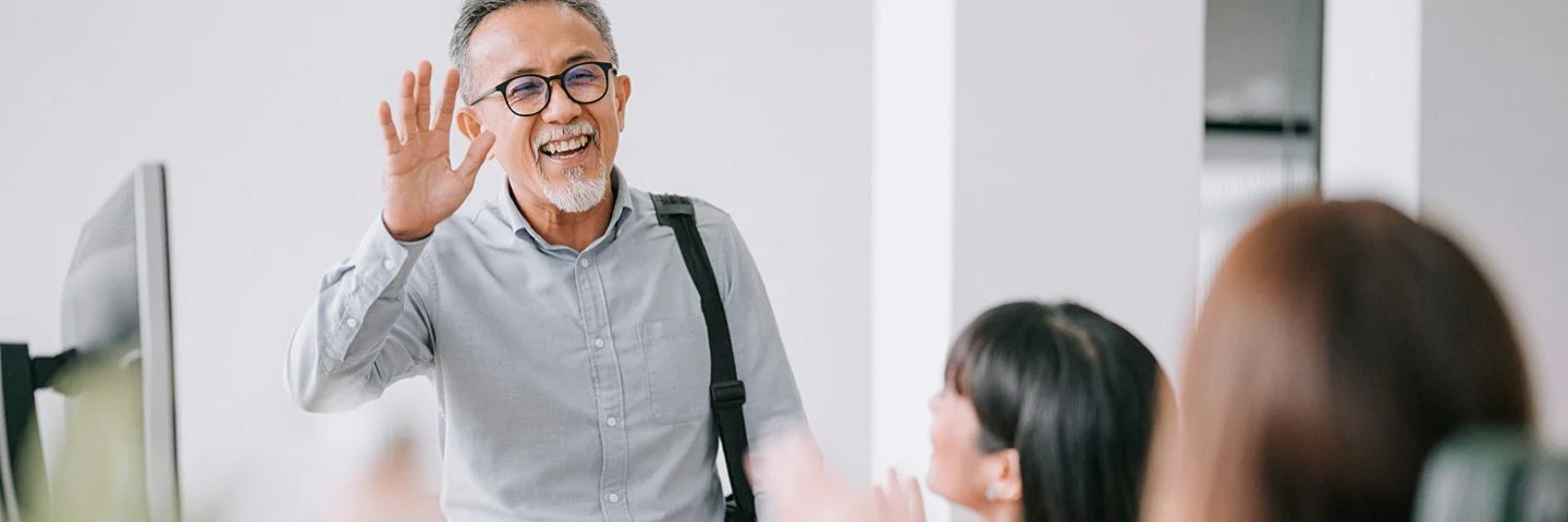 Mann mittleren Alters kehrt nach langer Krankheit in seinen Betrieb zurück und lässt sich wiedereingliedern.