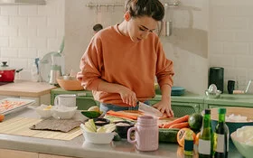 Frau kocht ihr Essen selbst.