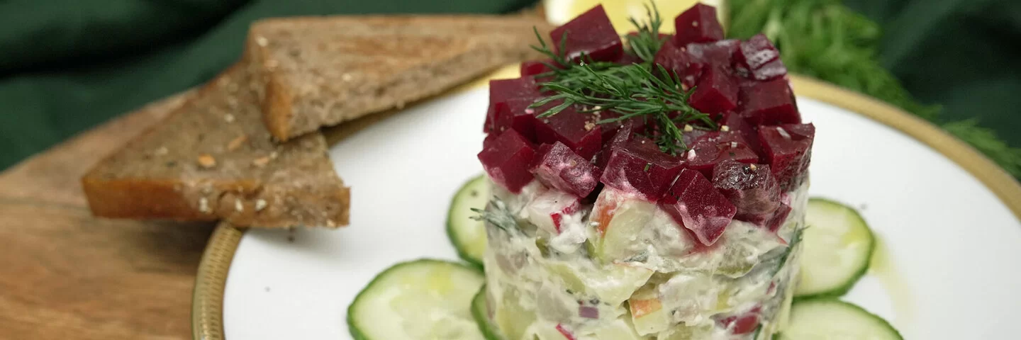 Matjes-Tatar mit Rote Bete auf einem Teller angerichtet.