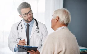 Alter Mann beim Urologen lässt sich beraten wegen Prostatakrebs-Symptomen beim Mann.