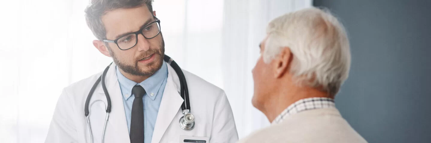 Alter Mann beim Urologen lässt sich beraten wegen Prostatakrebs-Symptomen beim Mann.