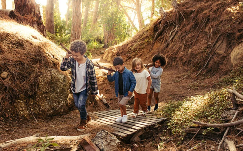 Kinder spielen im Wald, um ihre Sehkraft zu verbessern.