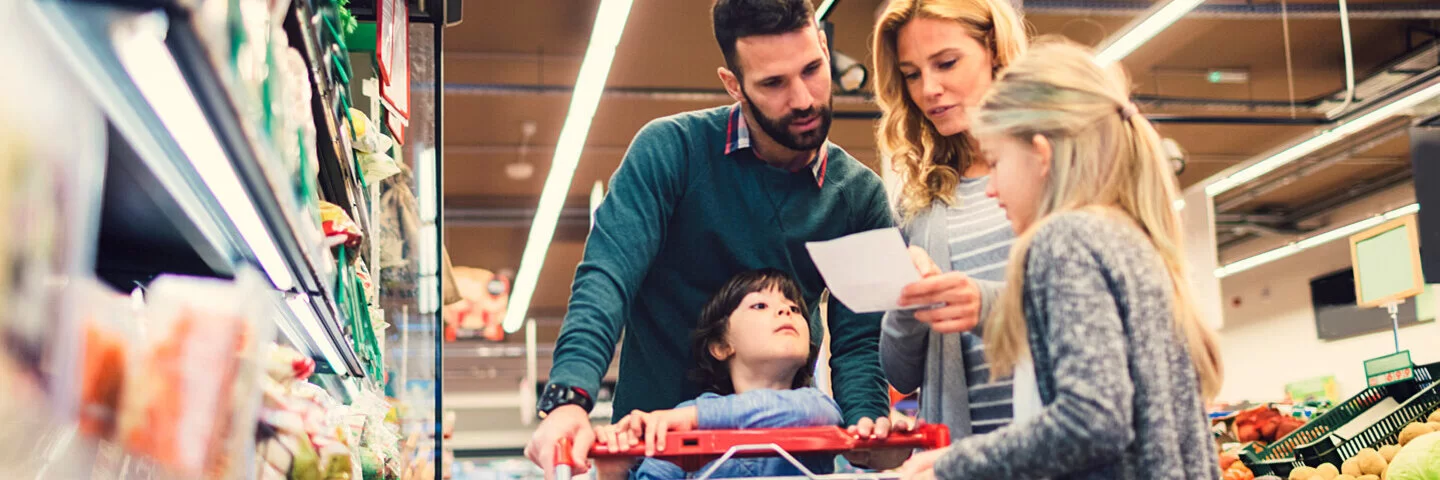 Eine Familie ist gemeinsam einkaufen im Supermarkt.